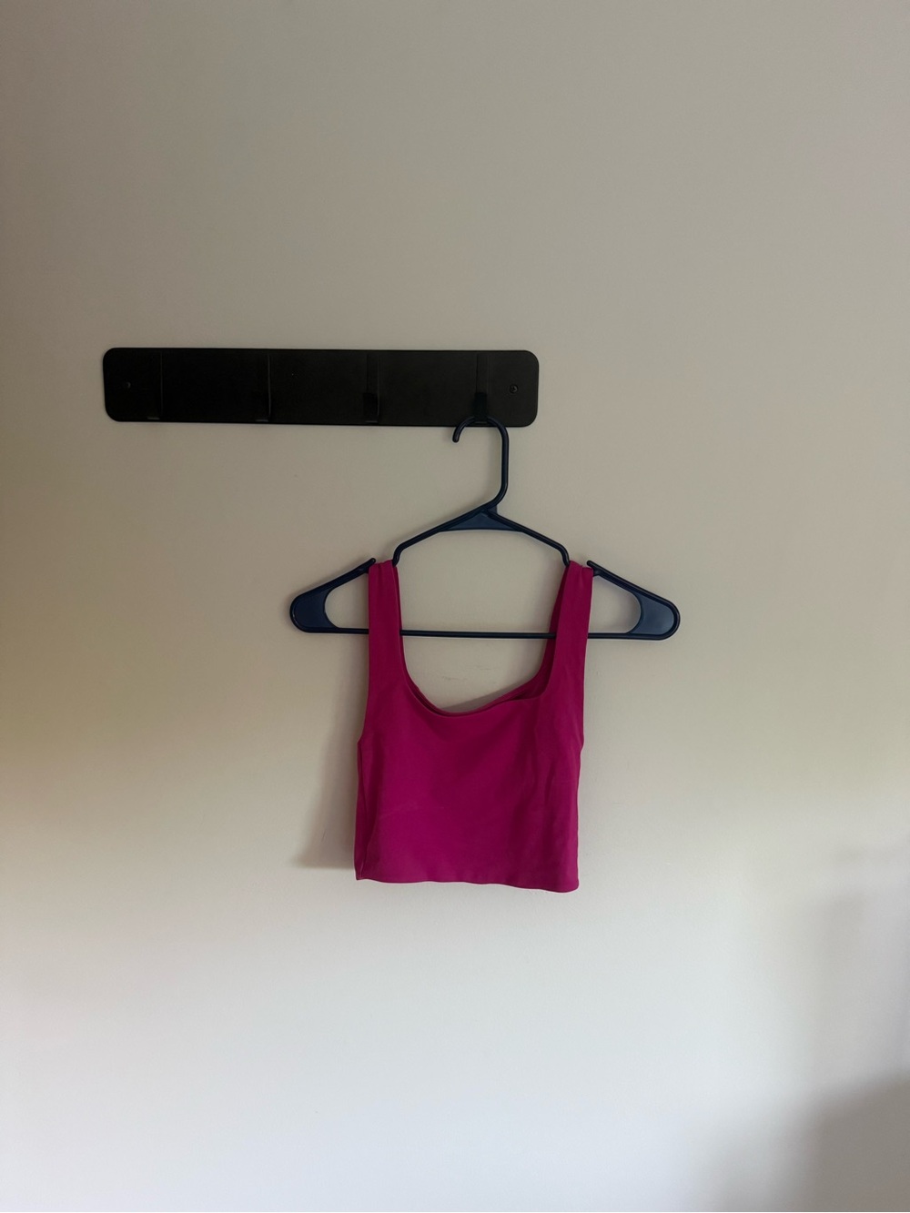 Aritzia Babaton Countour Magenta Crop Tank Top